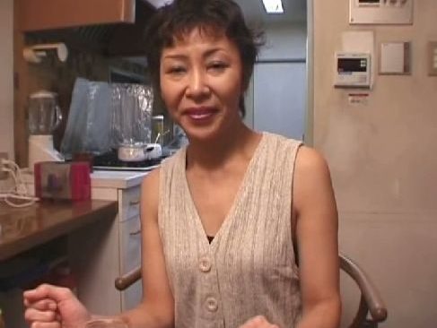 還暦過ぎた性欲旺盛な貧乳熟女がAV撮影で新たな快楽に感じまくる高齢熟女無修正動画