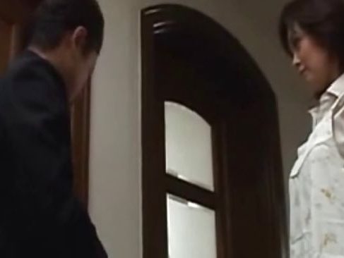 夫との夜の営みに満足できなくなった豊満な母が息子を誘惑して近親相姦する無修正おばさん動画