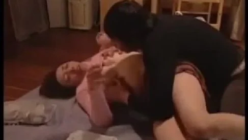 娘婿に発情してこっそりちんこを咥えちゃう欲求不満なおばさんの無修正動画